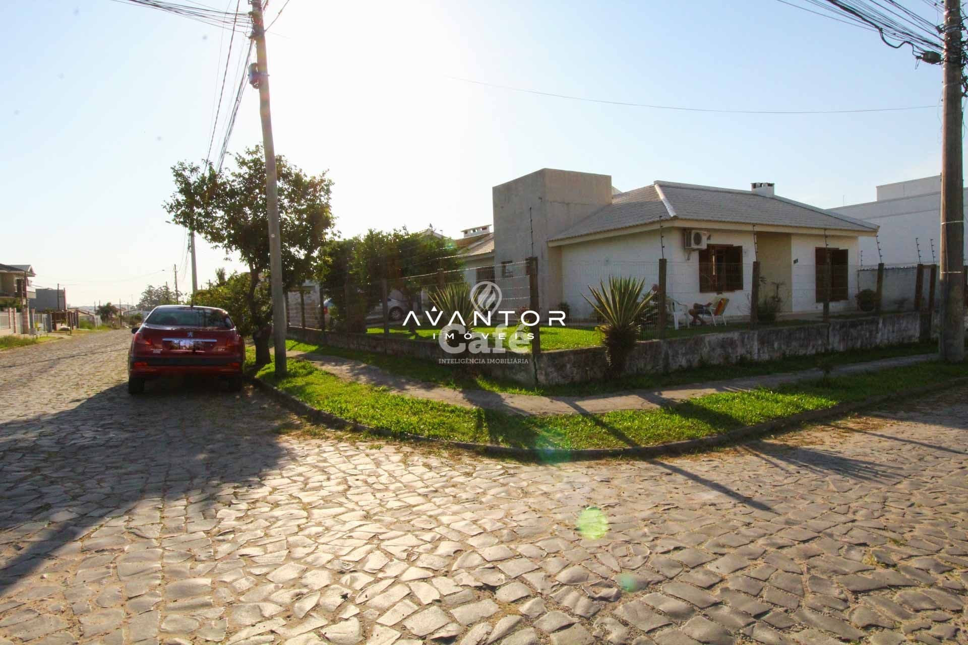 Casa à venda com 3 dormitórios 3 banheiros 2 vagas de garagem e amplo pátio — Casa com 3 quartos à venda em Tomazetti, Santa Maria/RS