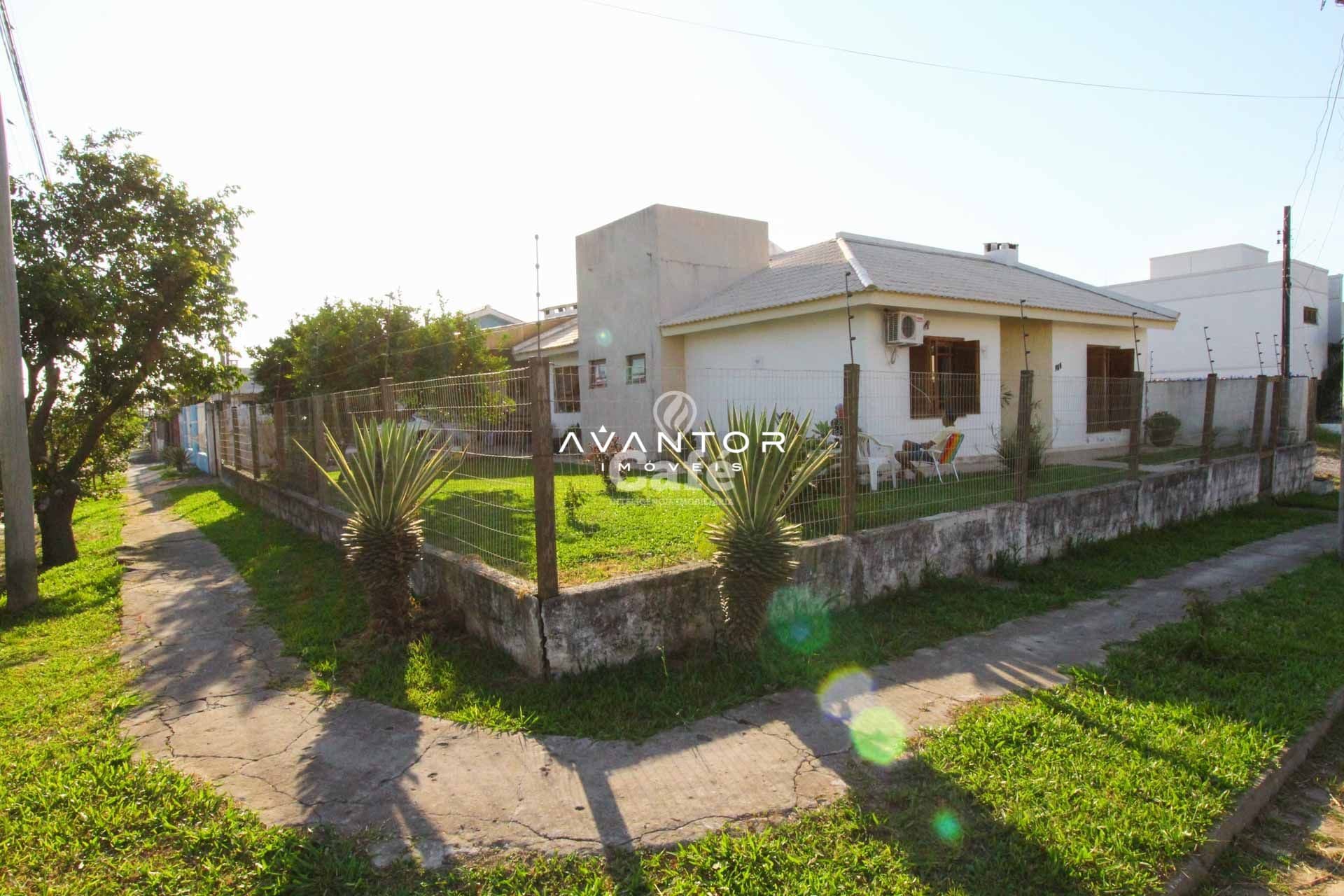 Casa à venda com 3 dormitórios 3 banheiros 2 vagas de garagem e amplo pátio — Casa com 3 quartos à venda em Tomazetti, Santa Maria/RS