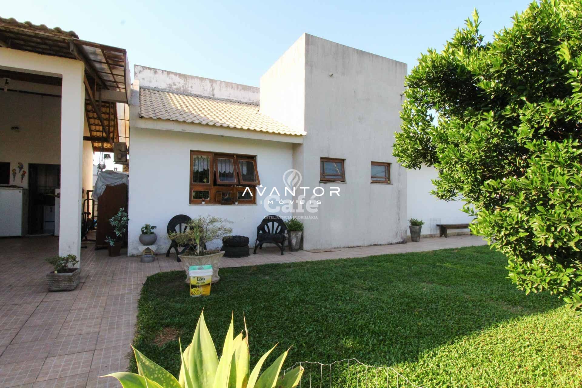 Casa à venda com 3 dormitórios 3 banheiros 2 vagas de garagem e amplo pátio — Casa com 3 quartos à venda em Tomazetti, Santa Maria/RS