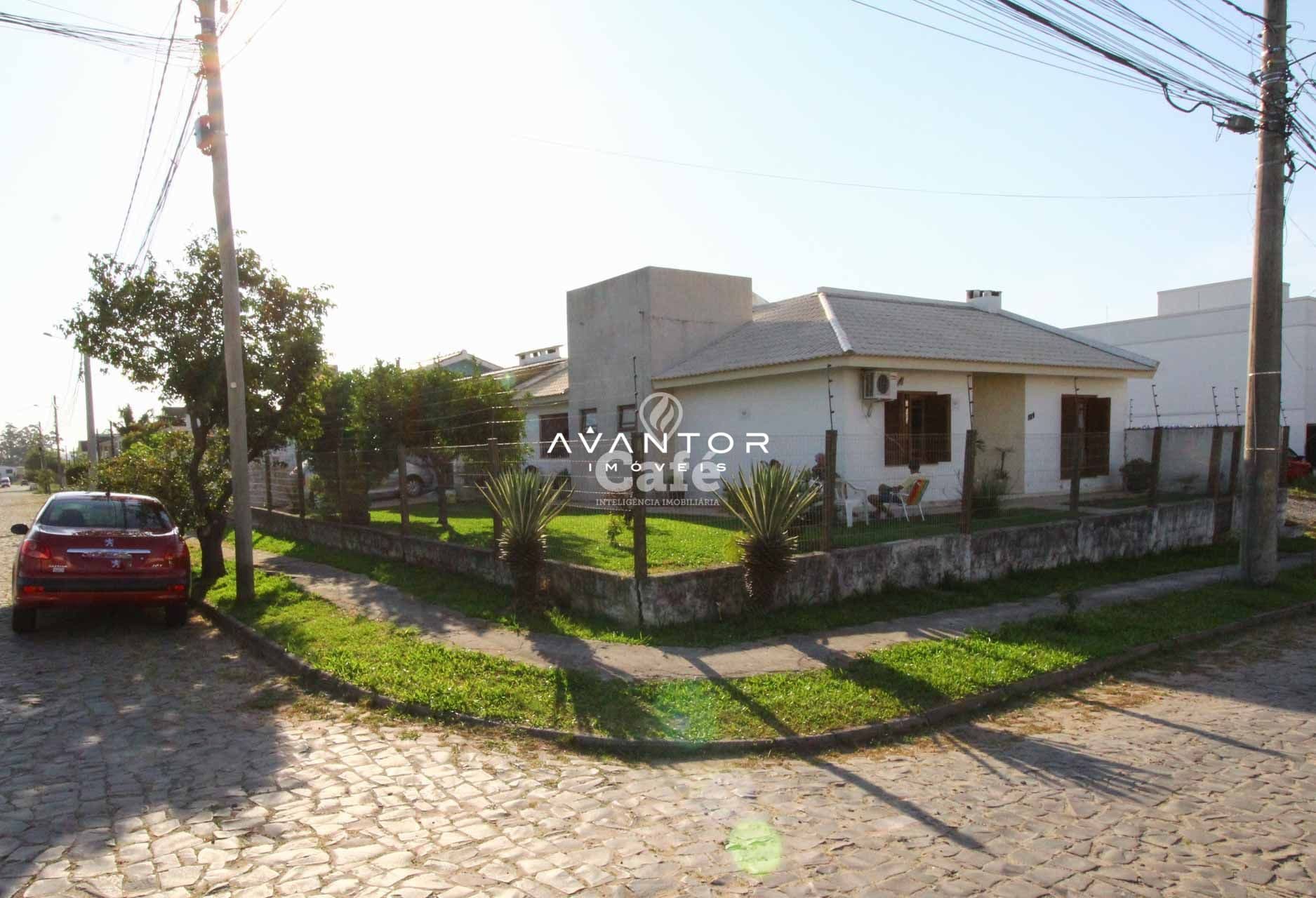 Casa à venda com 3 dormitórios 3 banheiros 2 vagas de garagem e amplo pátio — Casa com 3 quartos à venda em Tomazetti, Santa Maria/RS
