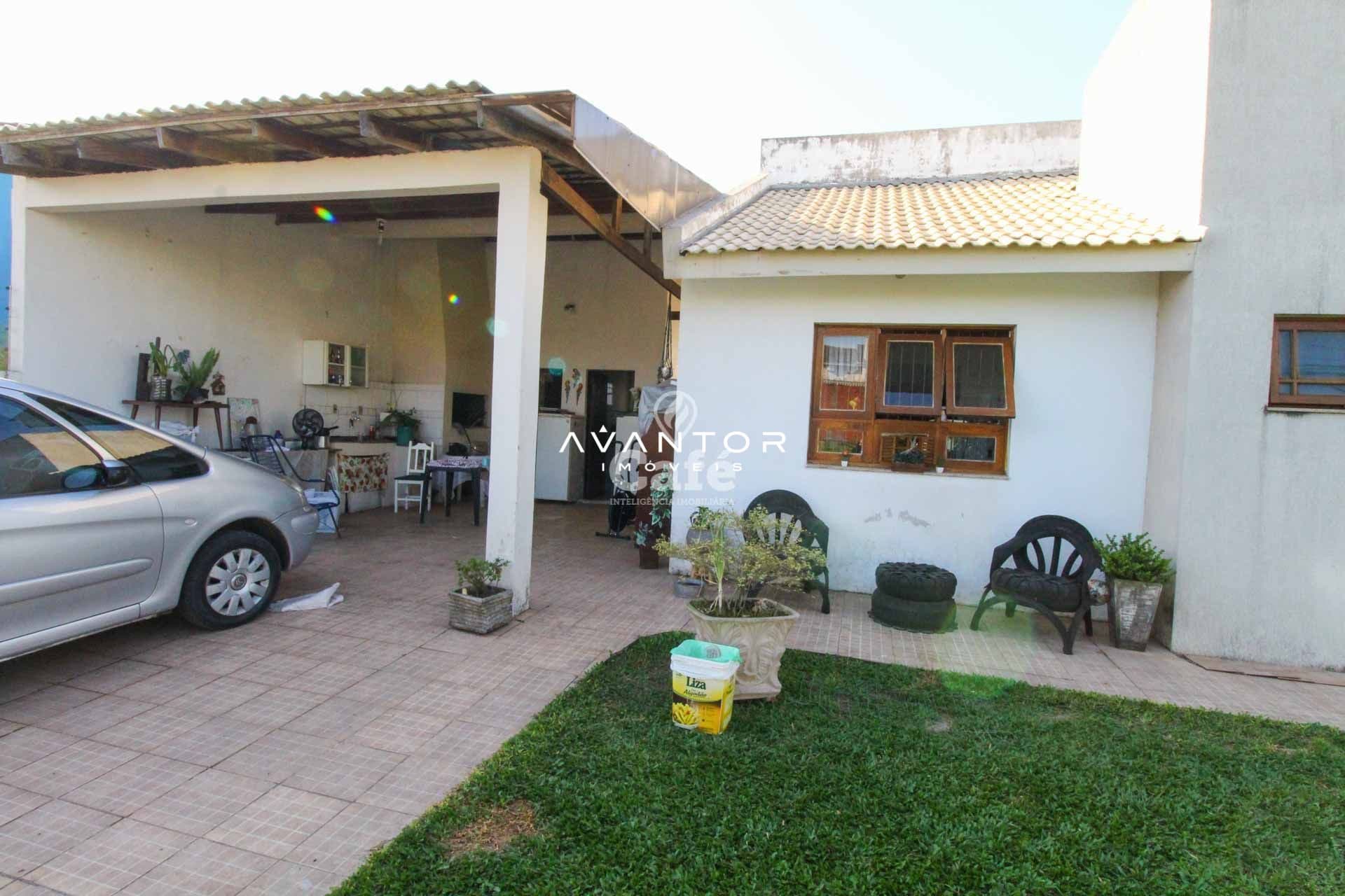 Casa à venda com 3 dormitórios 3 banheiros 2 vagas de garagem e amplo pátio — Casa com 3 quartos à venda em Tomazetti, Santa Maria/RS