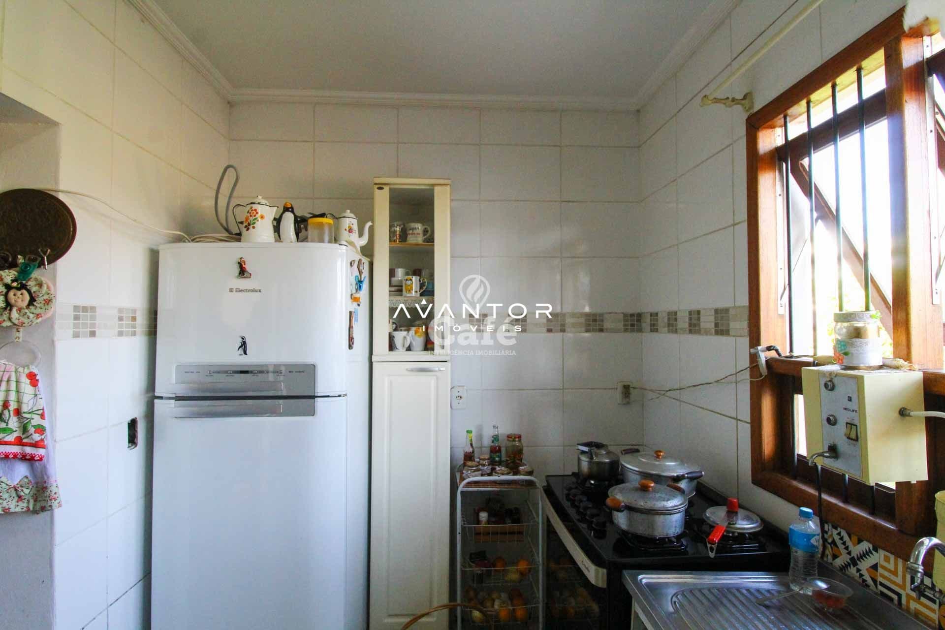Casa à venda com 3 dormitórios 3 banheiros 2 vagas de garagem e amplo pátio — Casa com 3 quartos à venda em Tomazetti, Santa Maria/RS