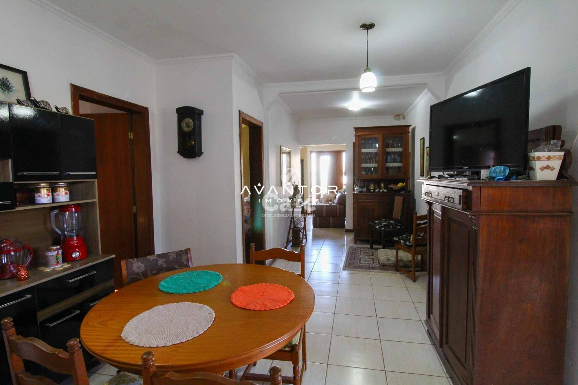 Casa à venda com 3 dormitórios 3 banheiros 2 vagas de garagem e amplo pátio — Casa com 3 quartos à venda em Tomazetti, Santa Maria/RS