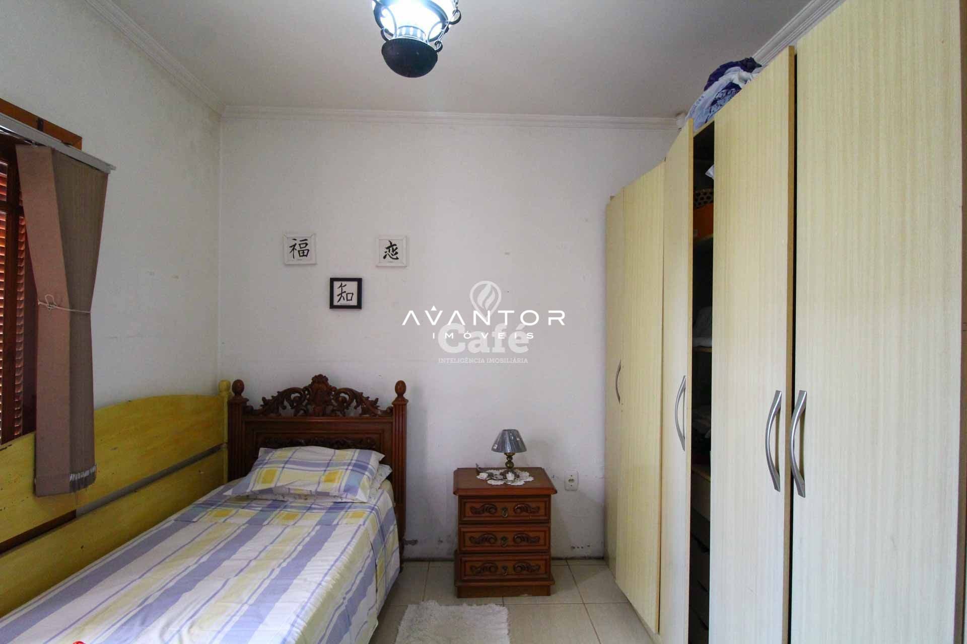 Casa à venda com 3 dormitórios 3 banheiros 2 vagas de garagem e amplo pátio — Casa com 3 quartos à venda em Tomazetti, Santa Maria/RS
