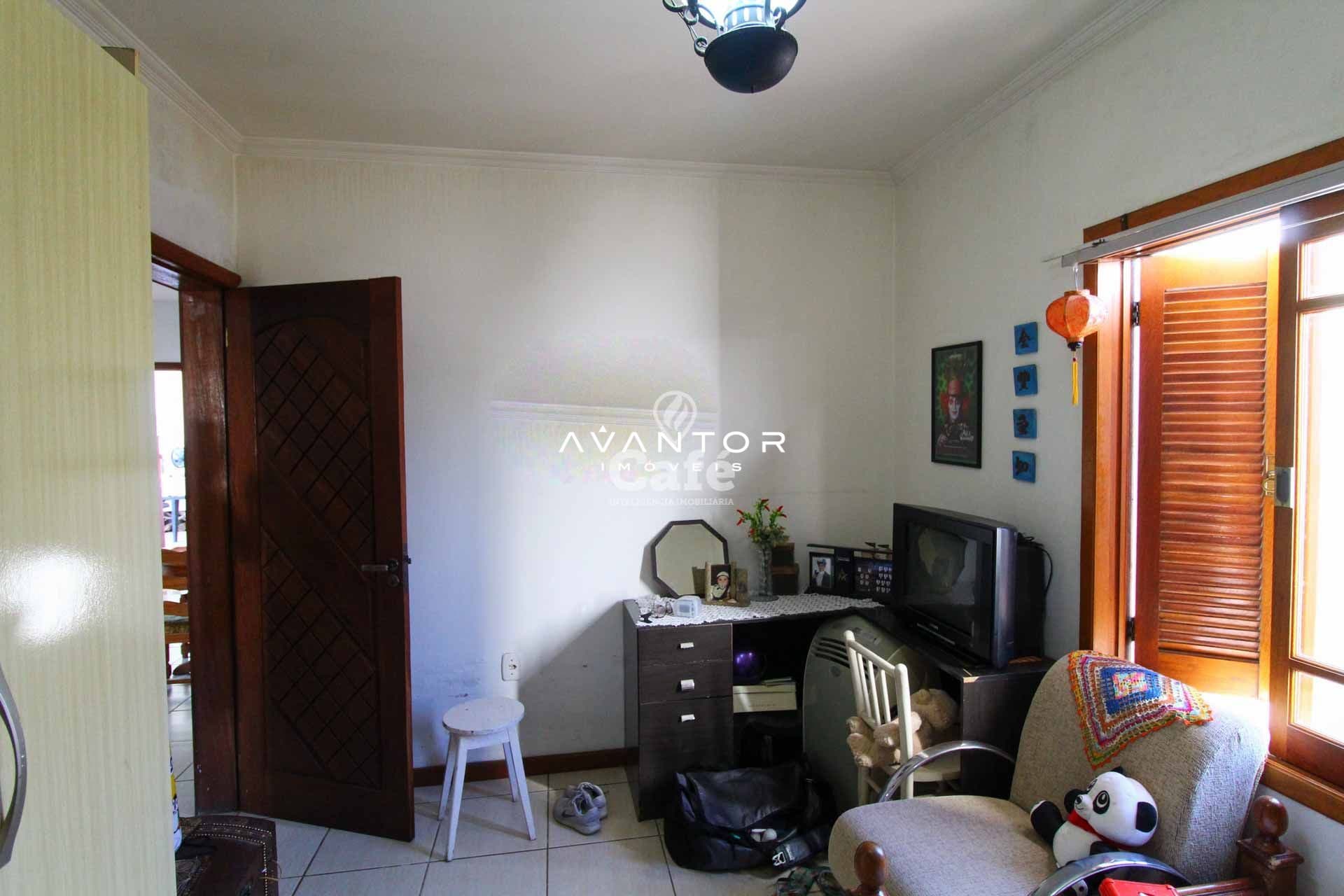 Casa à venda com 3 dormitórios 3 banheiros 2 vagas de garagem e amplo pátio — Casa com 3 quartos à venda em Tomazetti, Santa Maria/RS