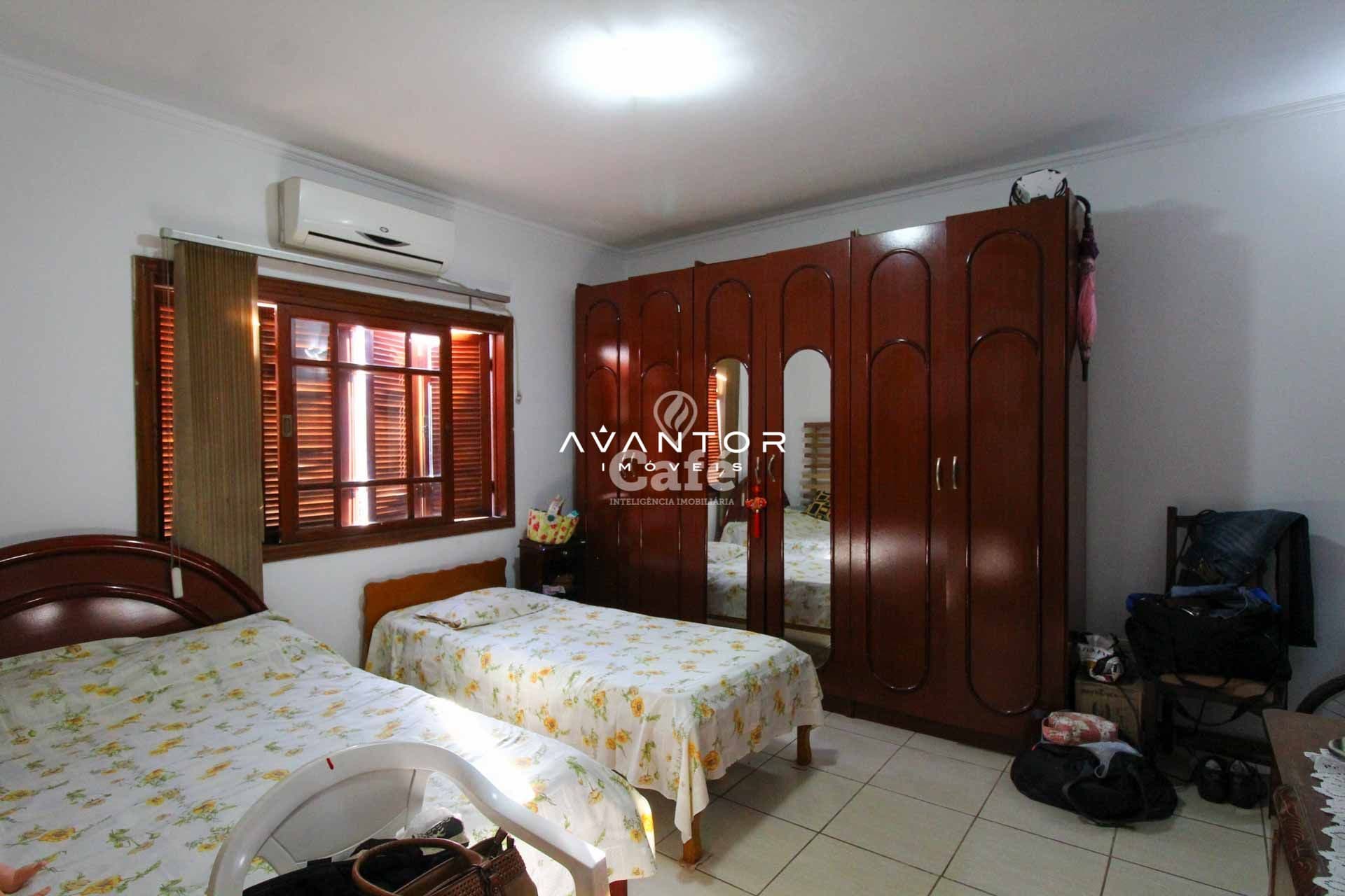 Casa à venda com 3 dormitórios 3 banheiros 2 vagas de garagem e amplo pátio — Casa com 3 quartos à venda em Tomazetti, Santa Maria/RS