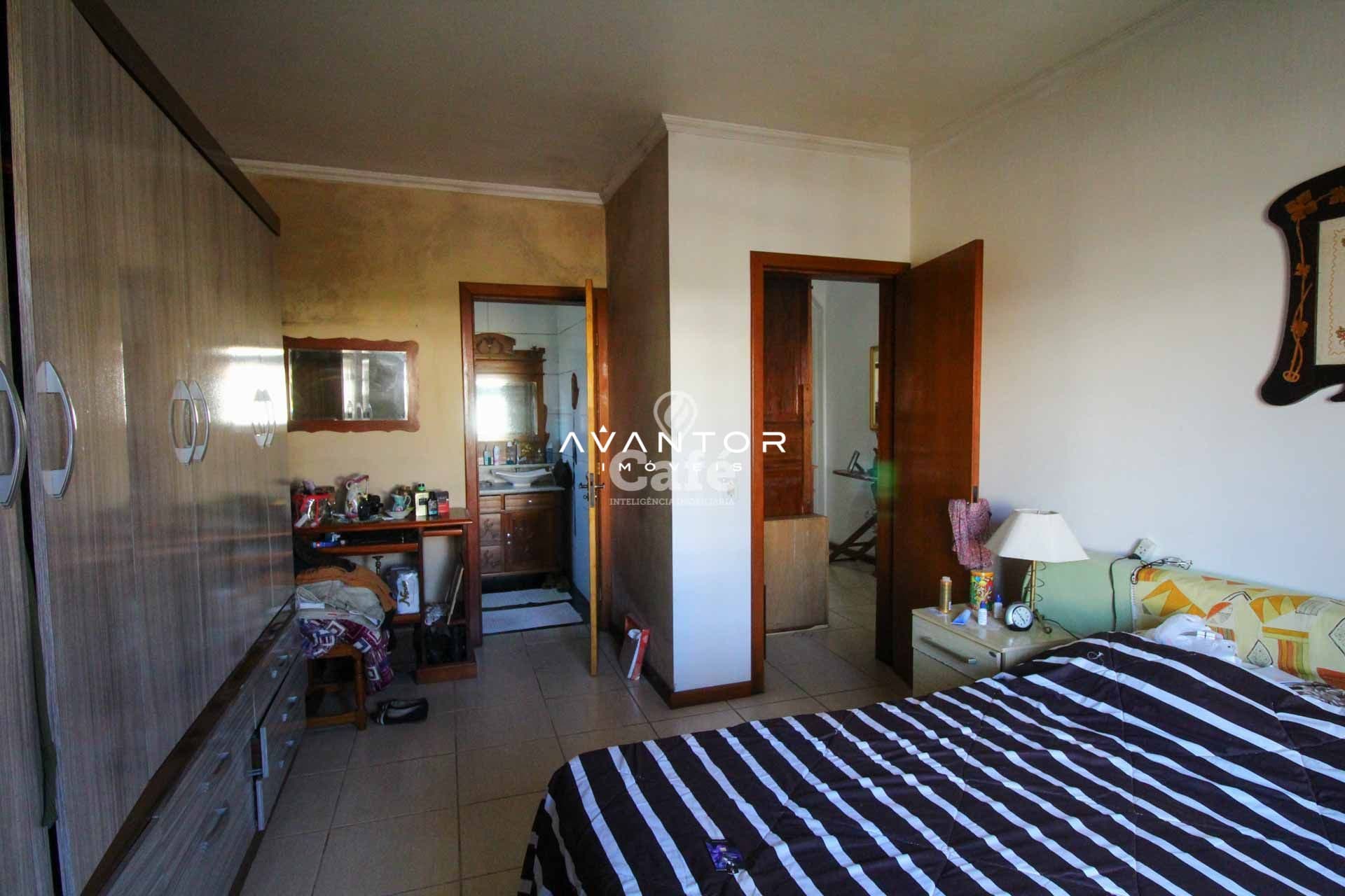 Casa à venda com 3 dormitórios 3 banheiros 2 vagas de garagem e amplo pátio — Casa com 3 quartos à venda em Tomazetti, Santa Maria/RS