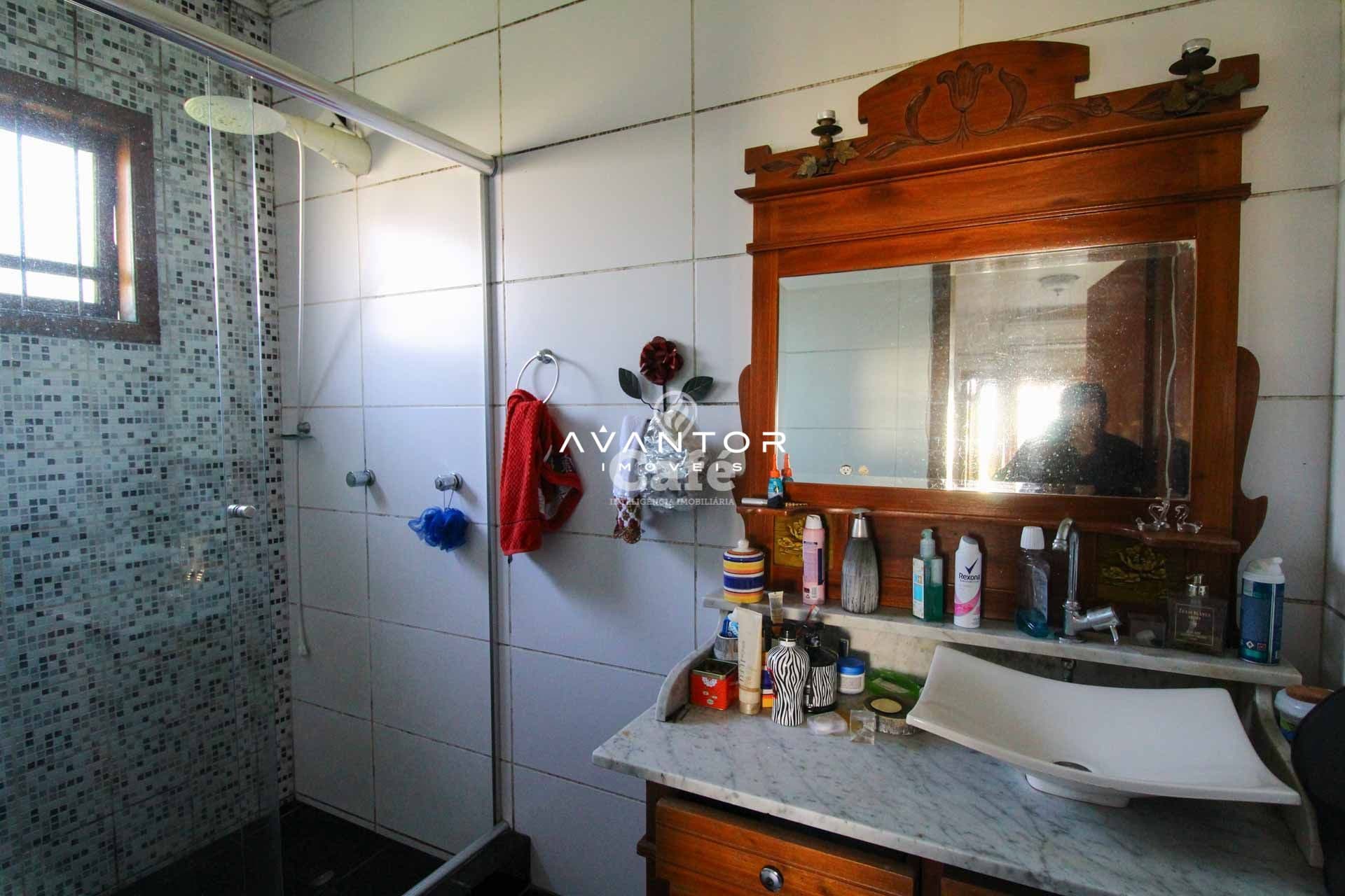 Casa à venda com 3 dormitórios 3 banheiros 2 vagas de garagem e amplo pátio — Casa com 3 quartos à venda em Tomazetti, Santa Maria/RS