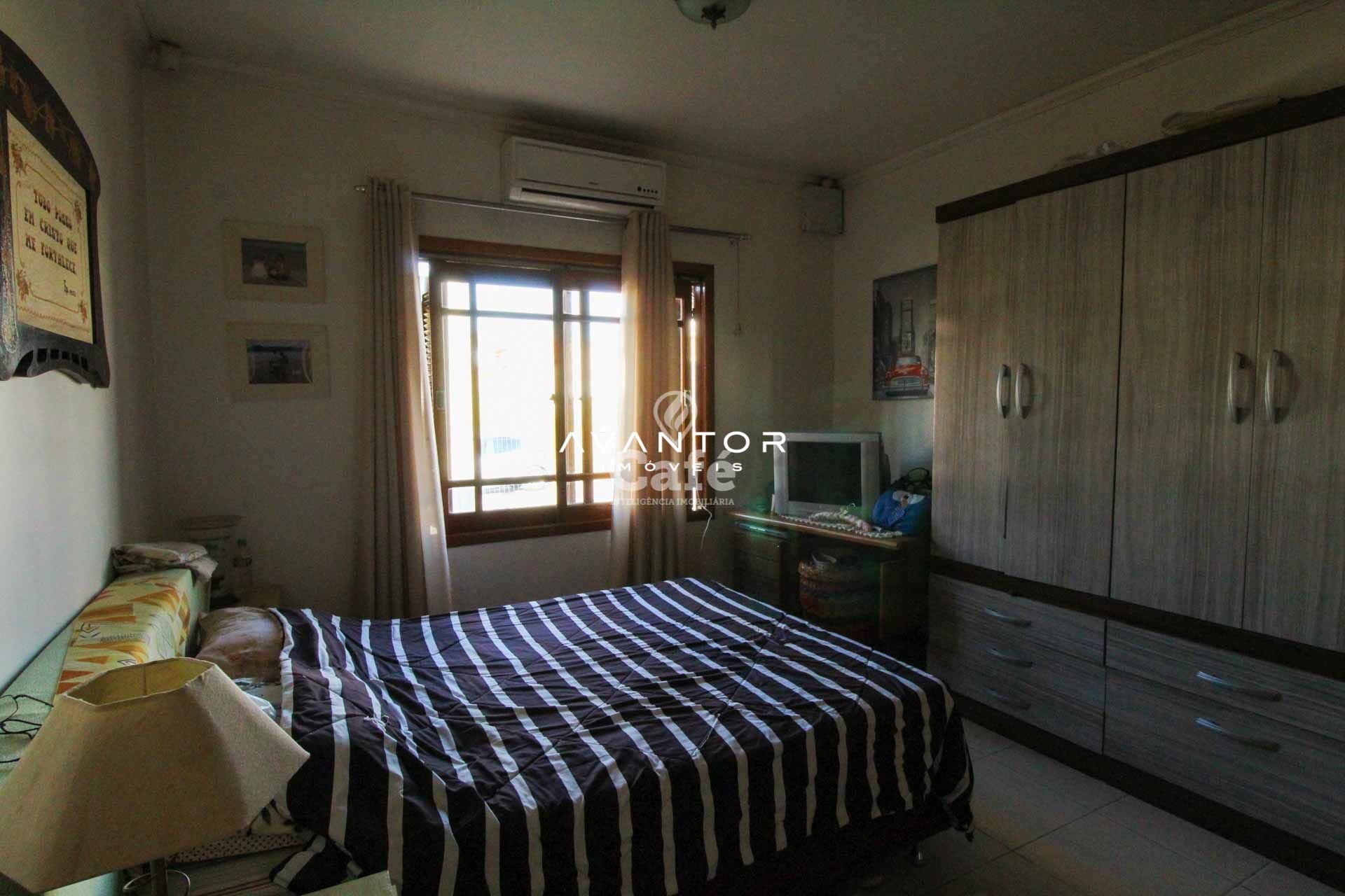 Casa à venda com 3 dormitórios 3 banheiros 2 vagas de garagem e amplo pátio — Casa com 3 quartos à venda em Tomazetti, Santa Maria/RS