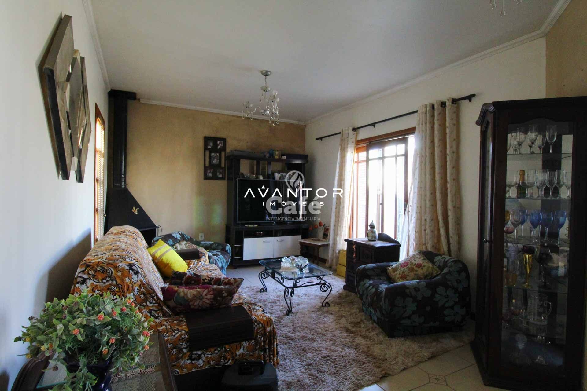 Casa à venda com 3 dormitórios 3 banheiros 2 vagas de garagem e amplo pátio — Casa com 3 quartos à venda em Tomazetti, Santa Maria/RS