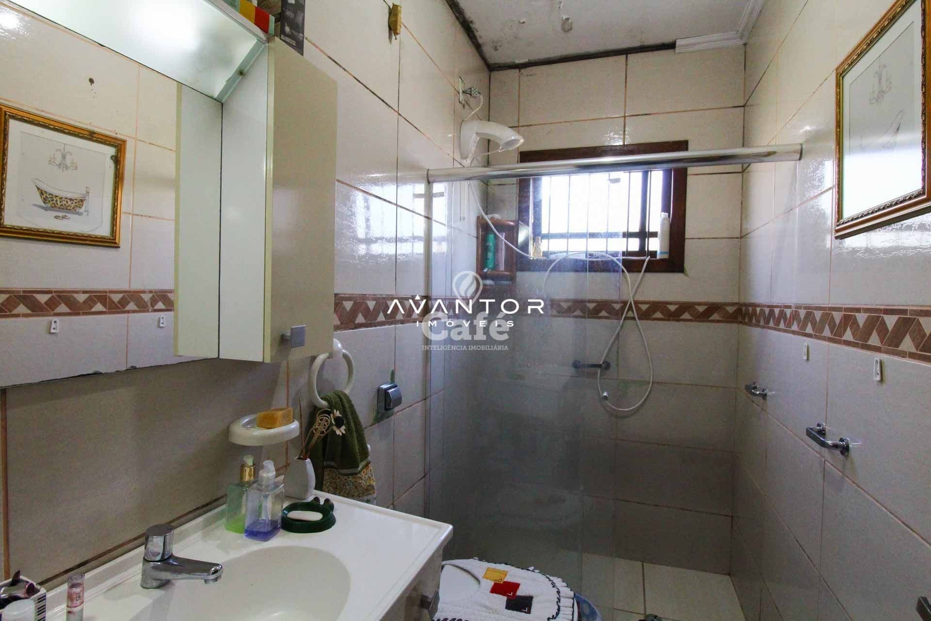Casa à venda com 3 dormitórios 3 banheiros 2 vagas de garagem e amplo pátio — Casa com 3 quartos à venda em Tomazetti, Santa Maria/RS