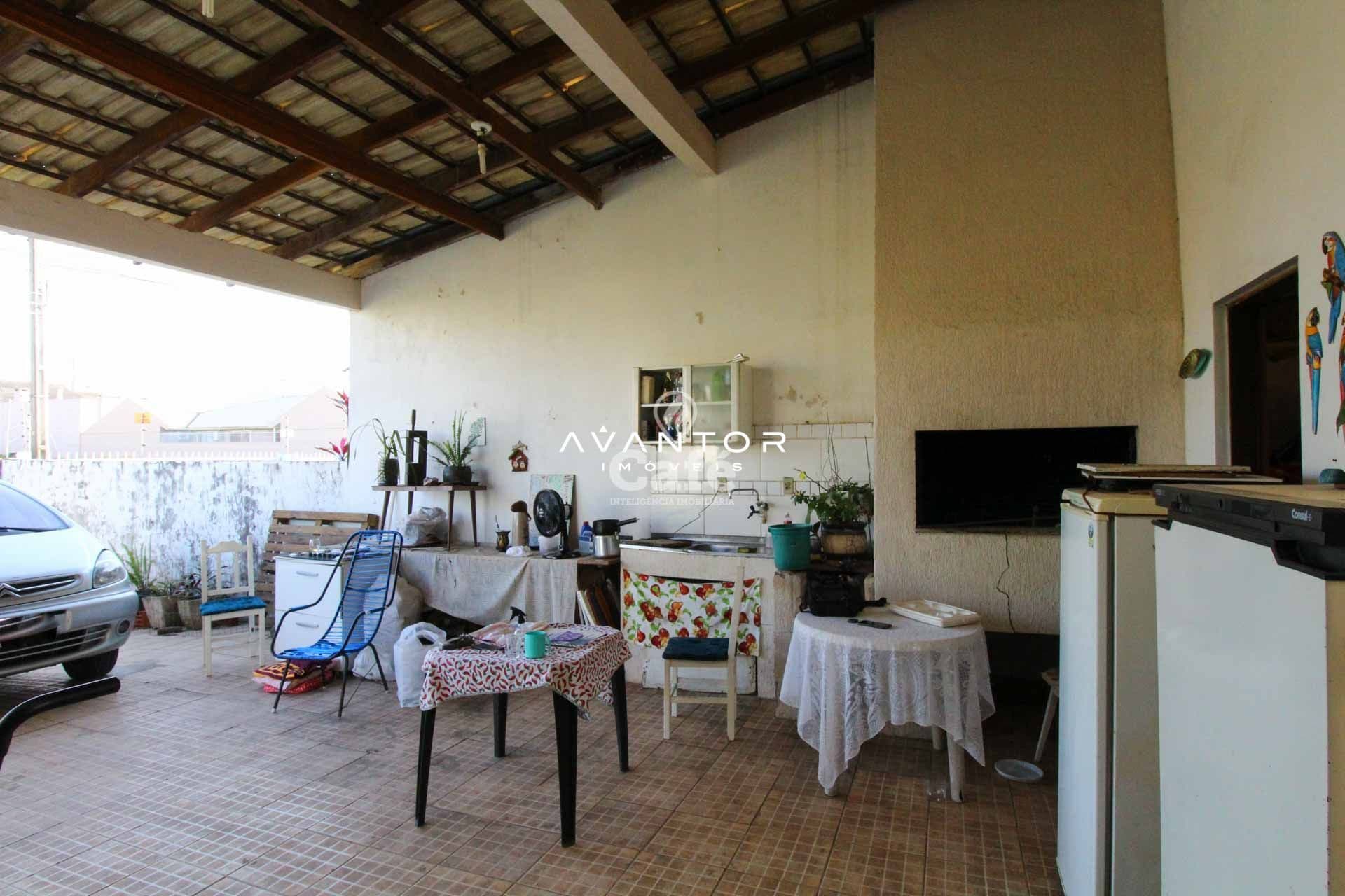 Casa à venda com 3 dormitórios 3 banheiros 2 vagas de garagem e amplo pátio — Casa com 3 quartos à venda em Tomazetti, Santa Maria/RS