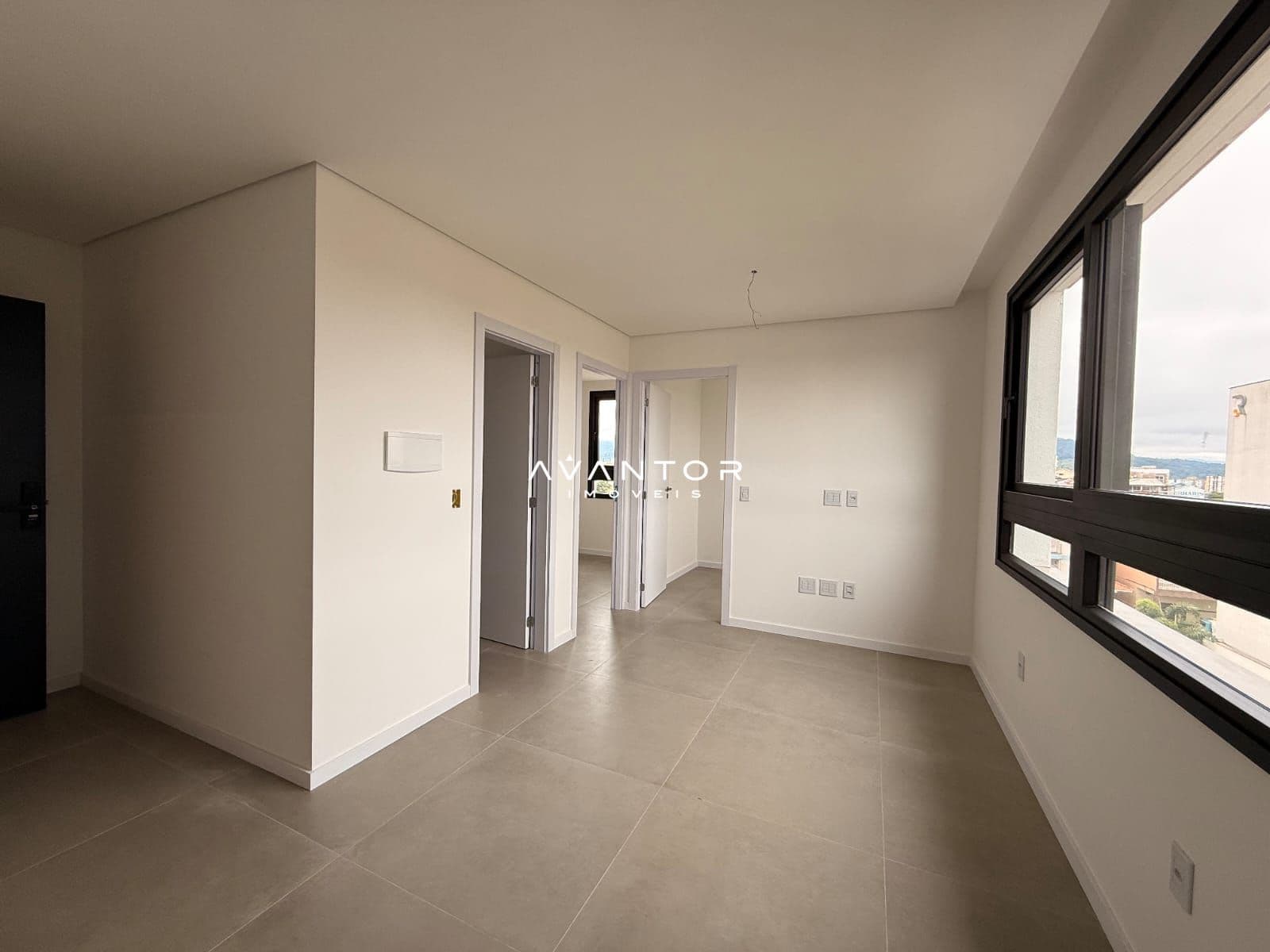 Sala de estar integrada à cozinha com sacada — Apartamento com 2 quartos à venda em Camobi, Santa Maria/RS