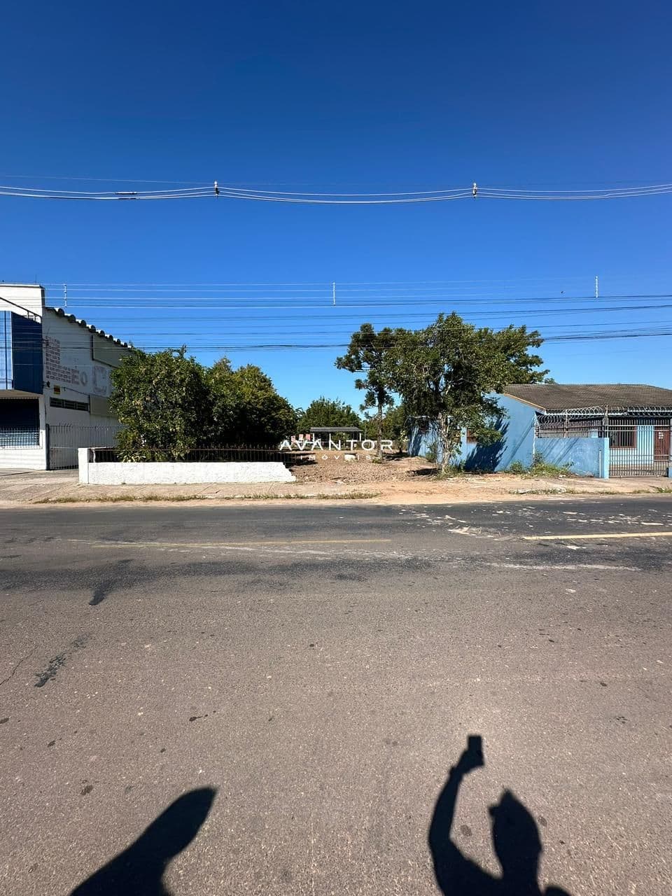Terreno com construções e vegetação — Terreno à venda em Nossa Senhora do Perpétuo Socorro, Santa Maria/RS