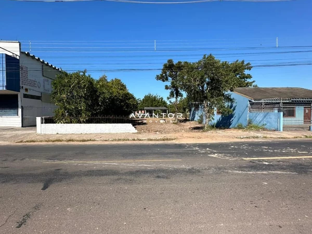 Terreno com construções e vegetação — Terreno à venda em Nossa Senhora do Perpétuo Socorro, Santa Maria/RS