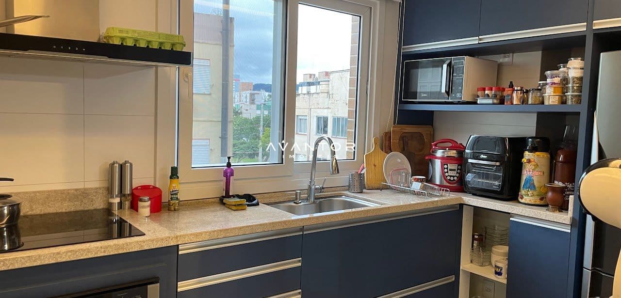 Cozinha com bancada e vista da janela — Apartamento com 2 quartos à venda em Nossa Senhora de Fátima, Santa Maria/RS