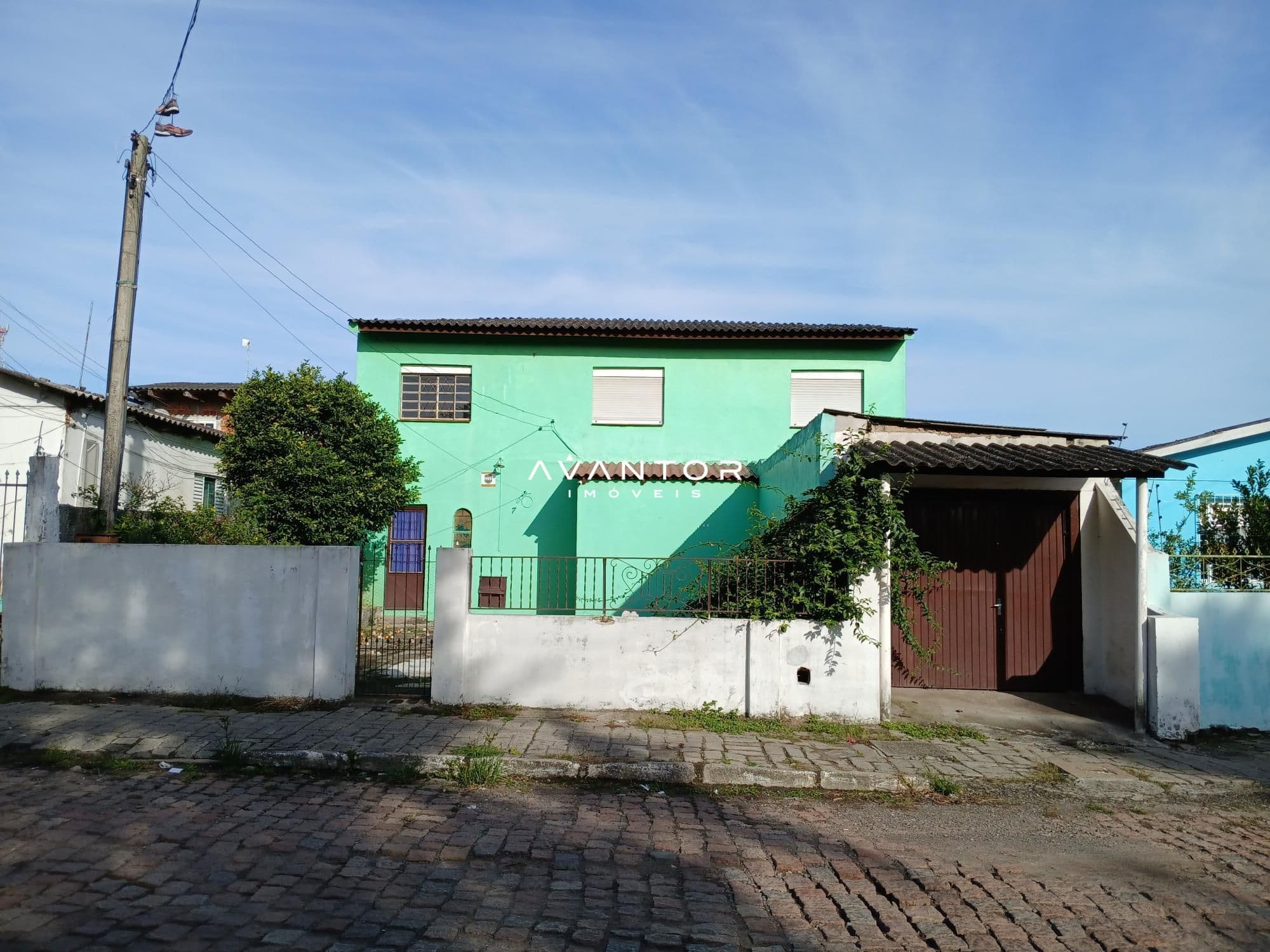 Fachada da casa com pintura verde — Casa com 3 quartos à venda em Patronato, Santa Maria/RS