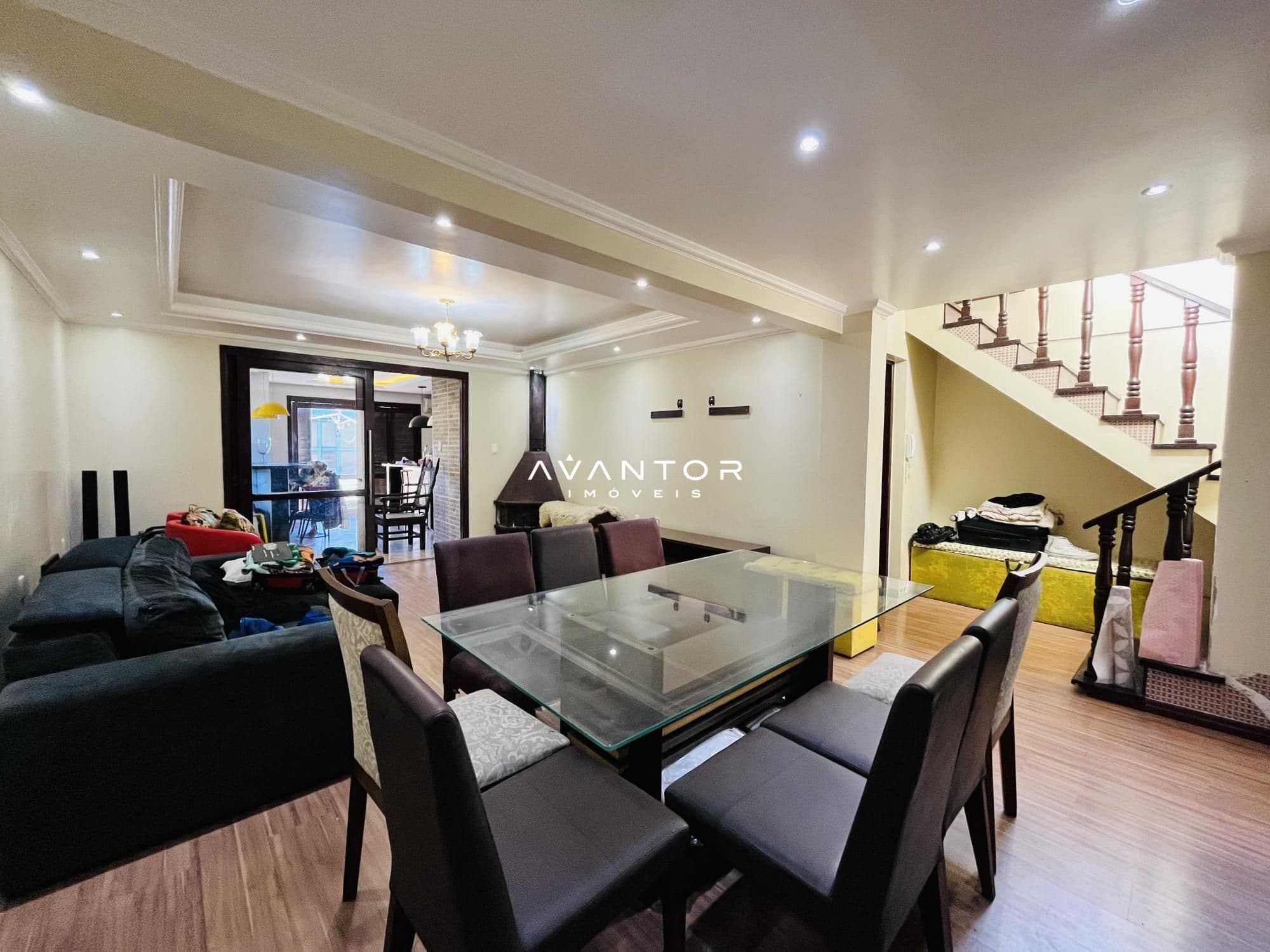 Sala de estar e jantar integradas com escada — Casa com 5 quartos à venda em Nossa Senhora Medianeira, Santa Maria/RS