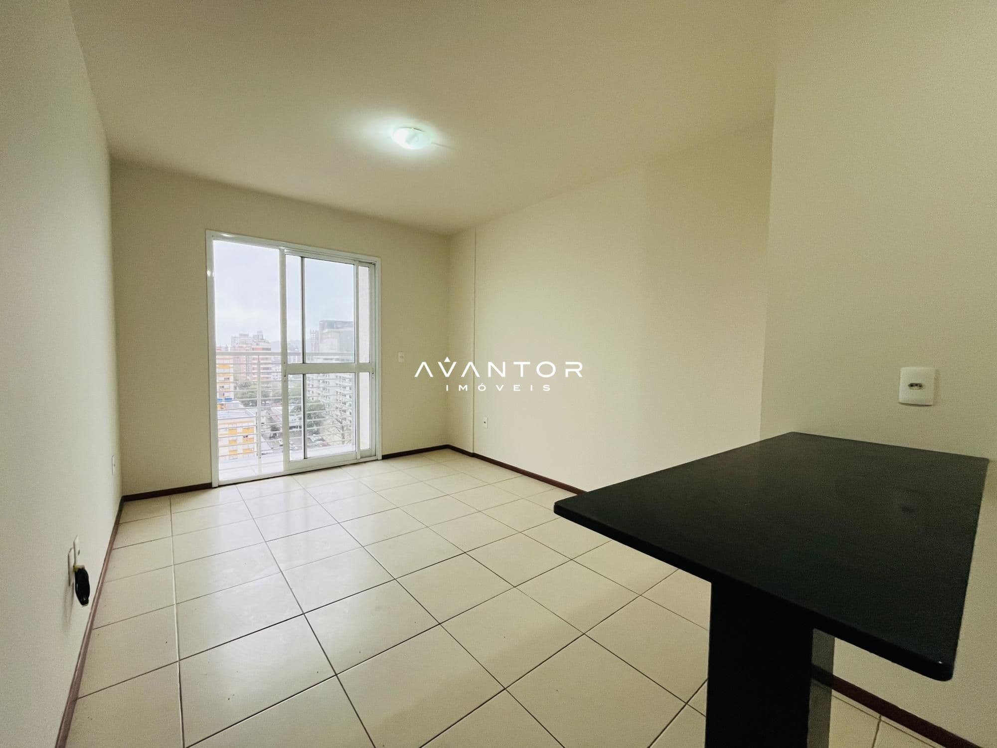 Sala com sacada e vista para cidade — Apartamento com 1 quarto à venda no Residencial Viva, em Centro, Santa Maria/RS