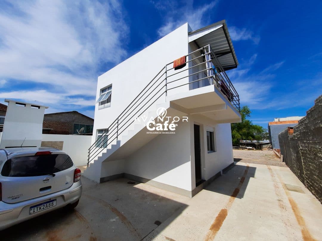 Fachada da casa com garagem — Apartamento com 2 quartos à venda em Pinheiro Machado, Santa Maria/RS