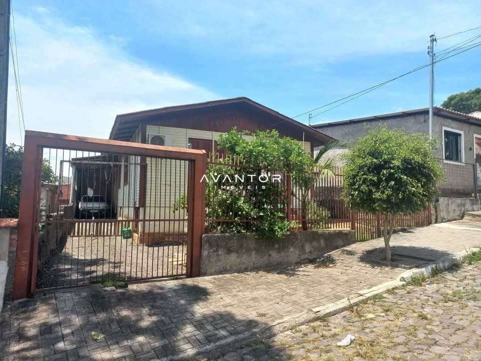 Fachada da casa com portão e pátio — Casa com 3 quartos à venda em Menino Jesus, Santa Maria/RS