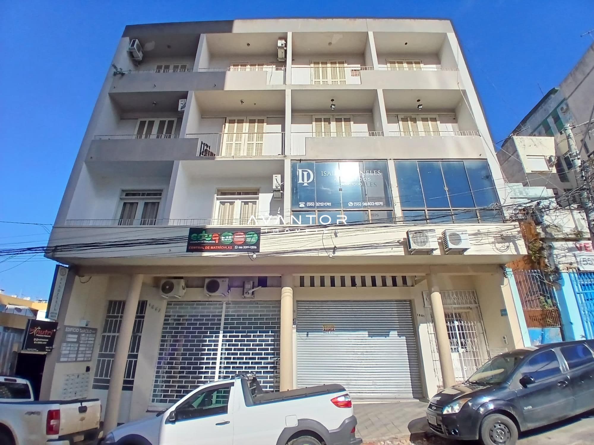 Fachada do prédio com lojas no térreo — Sala Comercial com 2 salas para alugar no Edificio Tarcilo, em Centro, Santa Maria/RS