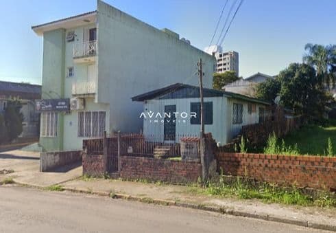 Fachada da casa com terreno — Terreno com 3 quartos à venda em Nossa Senhora de Lourdes, Santa Maria/RS