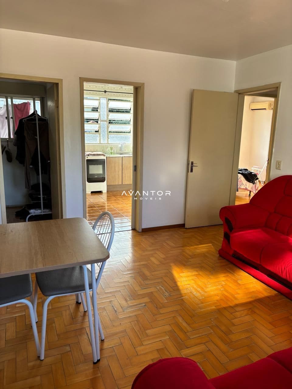 Sala de estar integrada à cozinha — Apartamento com 2 quartos à venda no Edifício A Hangá, em Centro, Santa Maria/RS