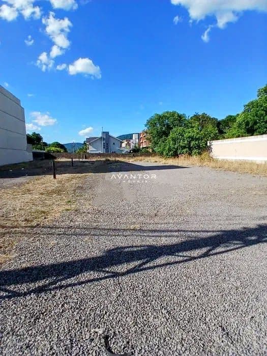 Terreno com vista para construções e vegetação — Terreno à venda em Camobi, Santa Maria/RS