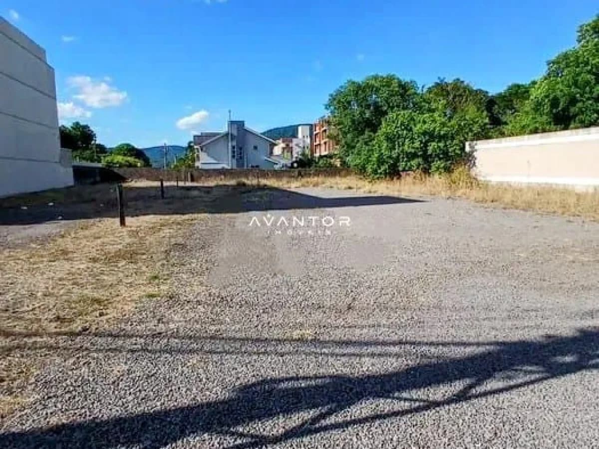 Terreno com vista para construções e vegetação — Terreno à venda em Camobi, Santa Maria/RS