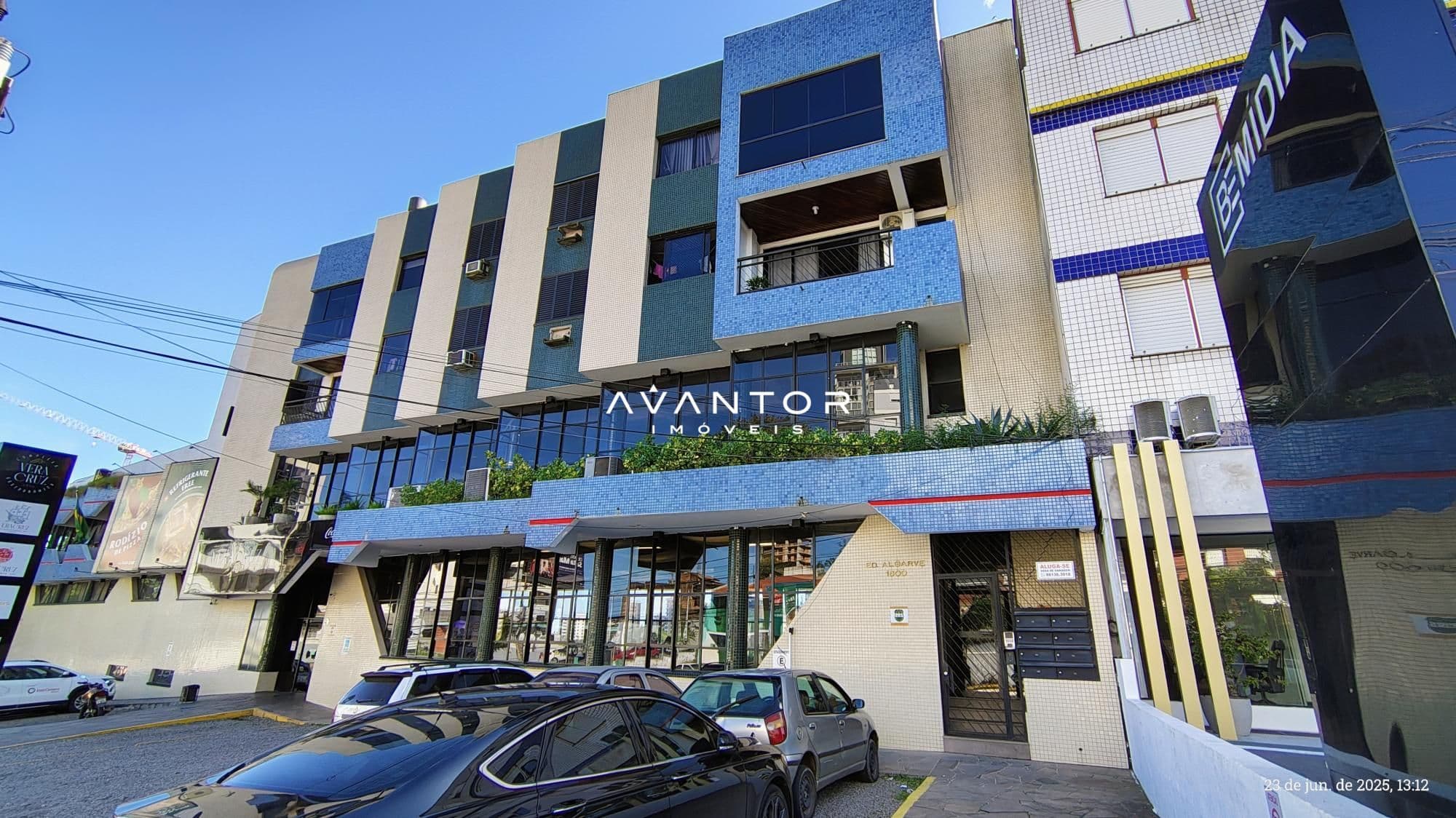Fachada do prédio com garagem — Apartamento com 2 quartos à venda no Edifício Algarve, em Centro, Santa Maria/RS