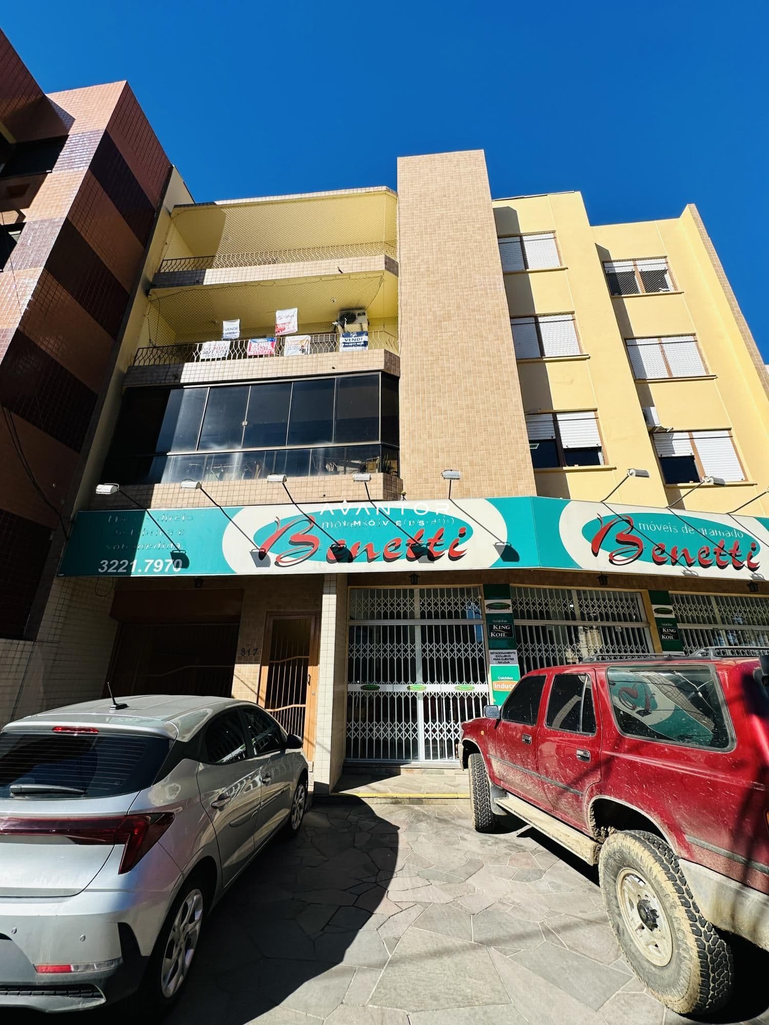 Fachada do prédio com lojas no térreo — Apartamento com 3 quartos à venda em Nossa Senhora Medianeira, Santa Maria/RS