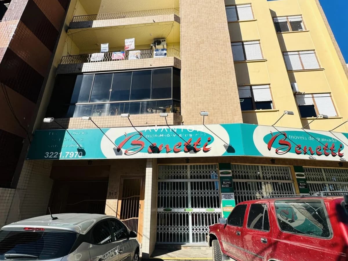 Fachada do prédio com lojas no térreo — Apartamento com 3 quartos à venda em Nossa Senhora Medianeira, Santa Maria/RS