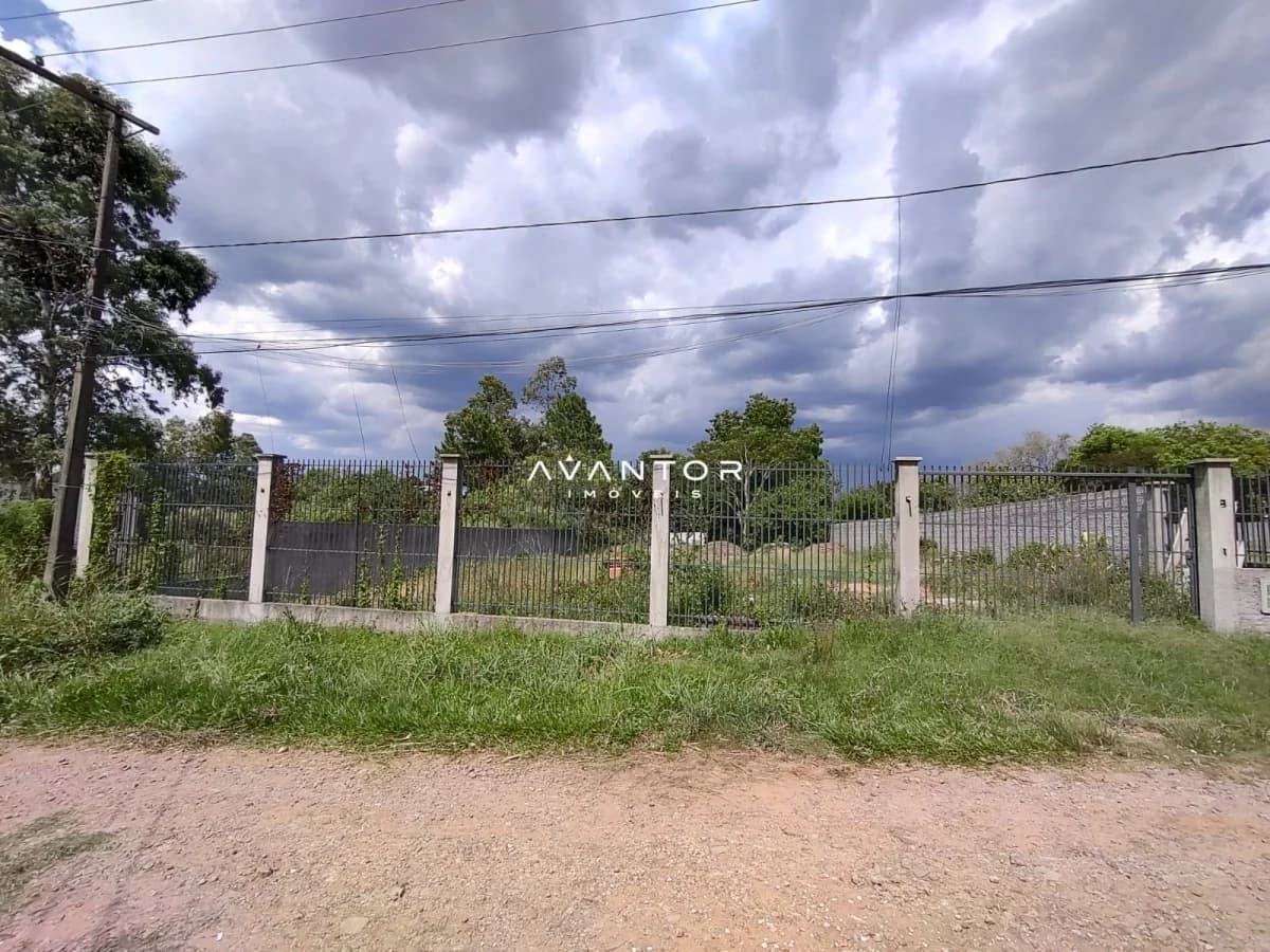 Fachada do terreno com portão e cerca — Terreno à venda em Pinheiro Machado, Santa Maria/RS