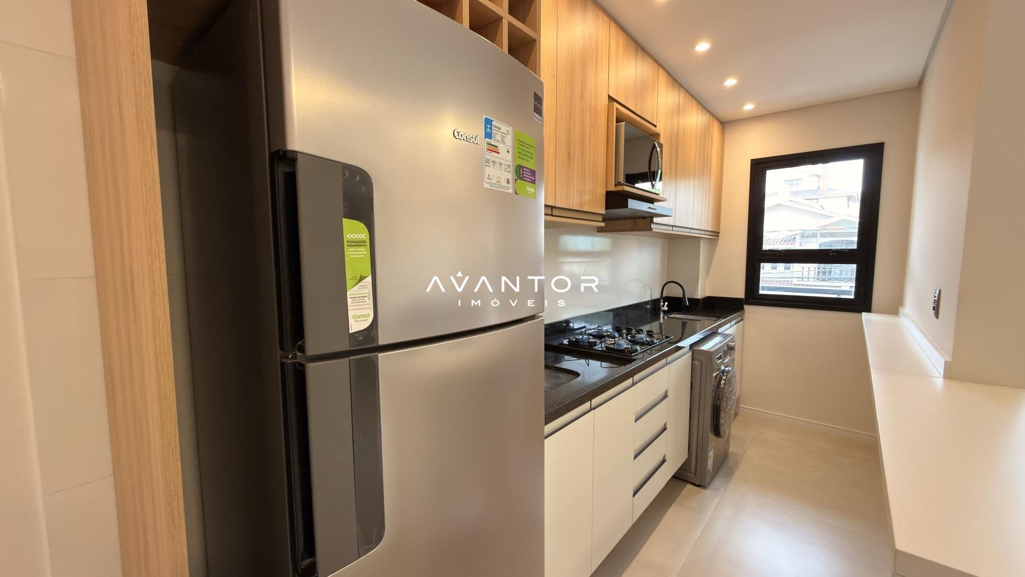 Cozinha com armários planejados e geladeira — Apartamento com 1 quarto à venda em Camobi, Santa Maria/RS