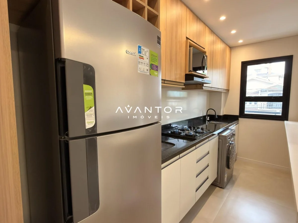 Cozinha com armários planejados e geladeira — Apartamento com 1 quarto à venda em Camobi, Santa Maria/RS