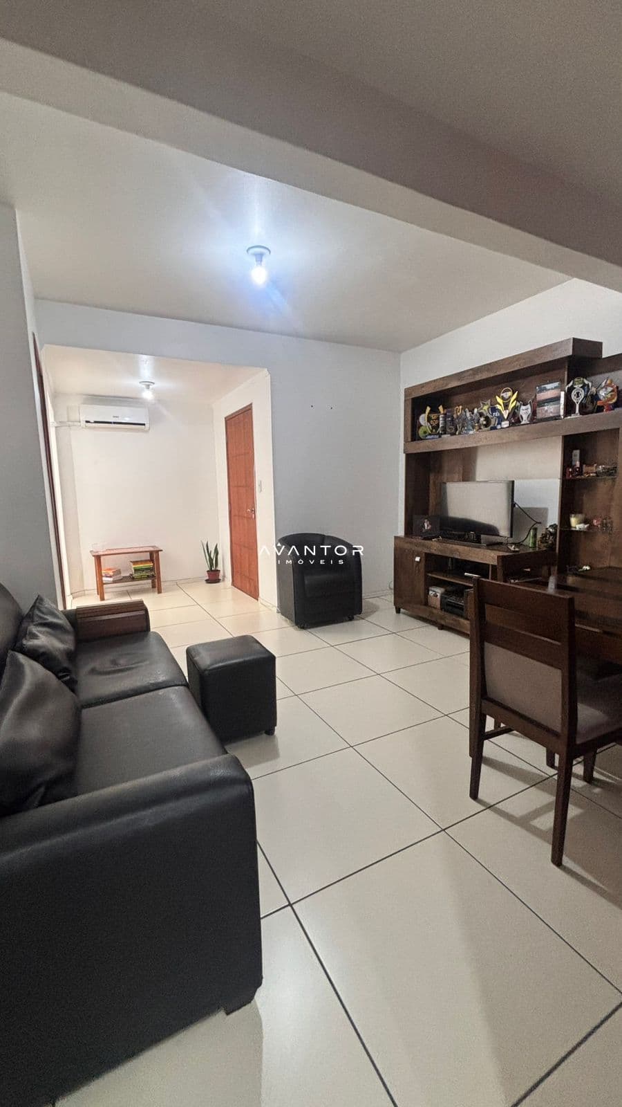 Sala de estar com armários planejados — Apartamento com 2 quartos à venda em Patronato, Santa Maria/RS
