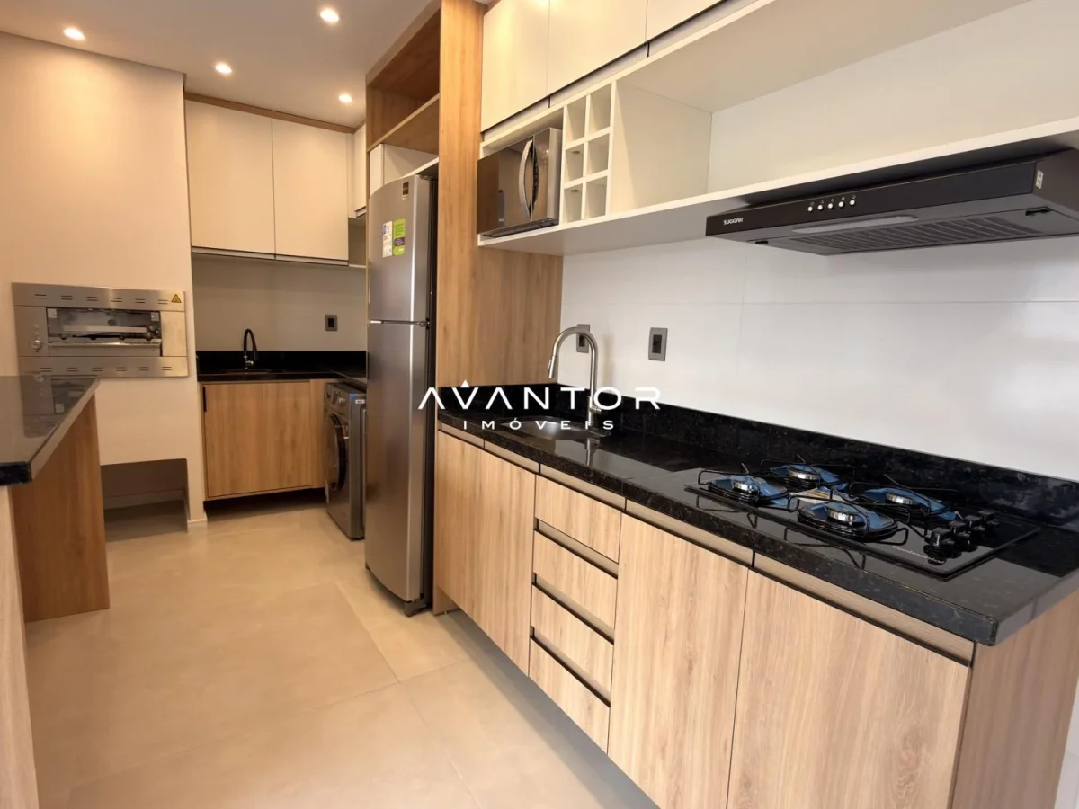 Cozinha com armários planejados e bancada — Apartamento com 1 quarto à venda em Camobi, Santa Maria/RS