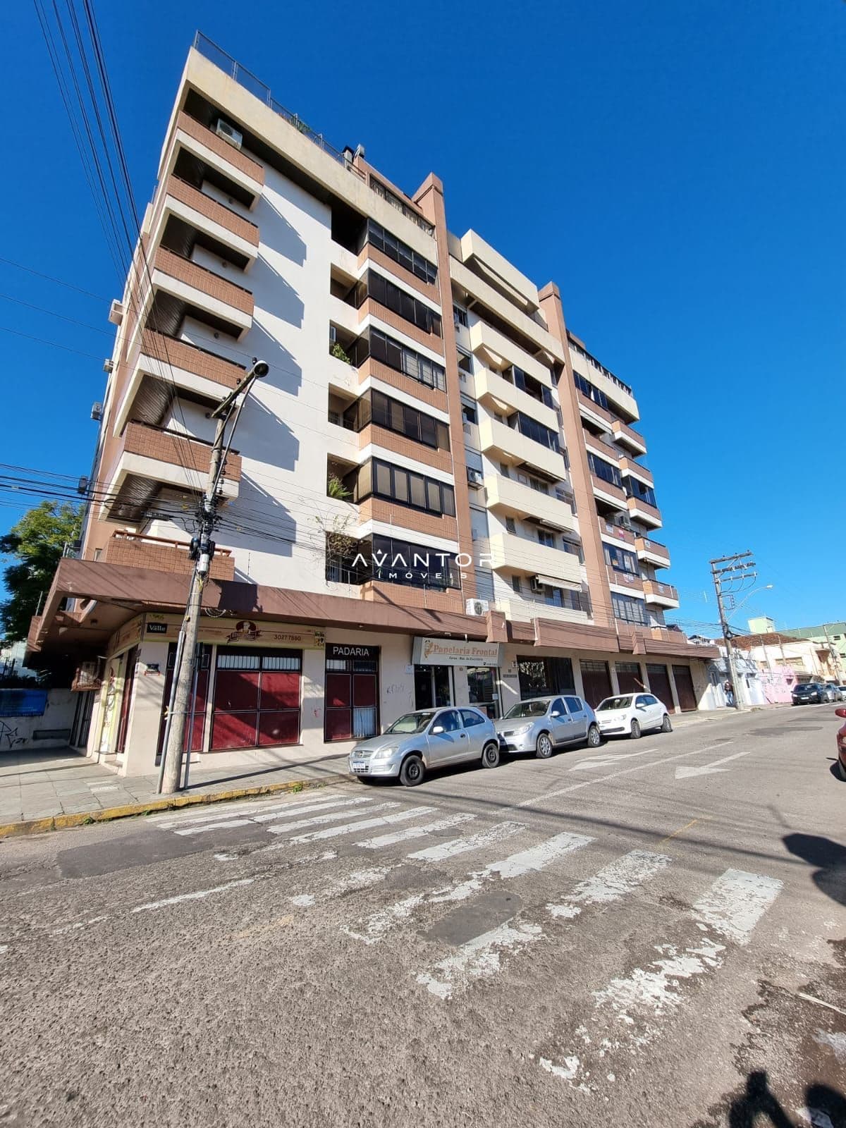 Fachada do prédio com lojas térreo — Apartamento com 3 quartos à venda em Nossa Senhora de Fátima, Santa Maria/RS
