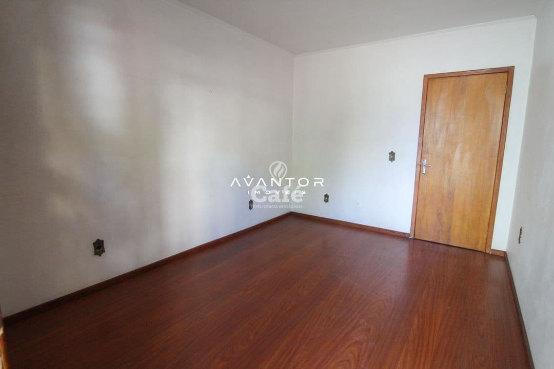 Casa ampla com 3 dormitórios, com localização central, excelente para investidor, e moradi — Casa com 3 quartos à venda em Passo D'Areia, Santa Maria/RS