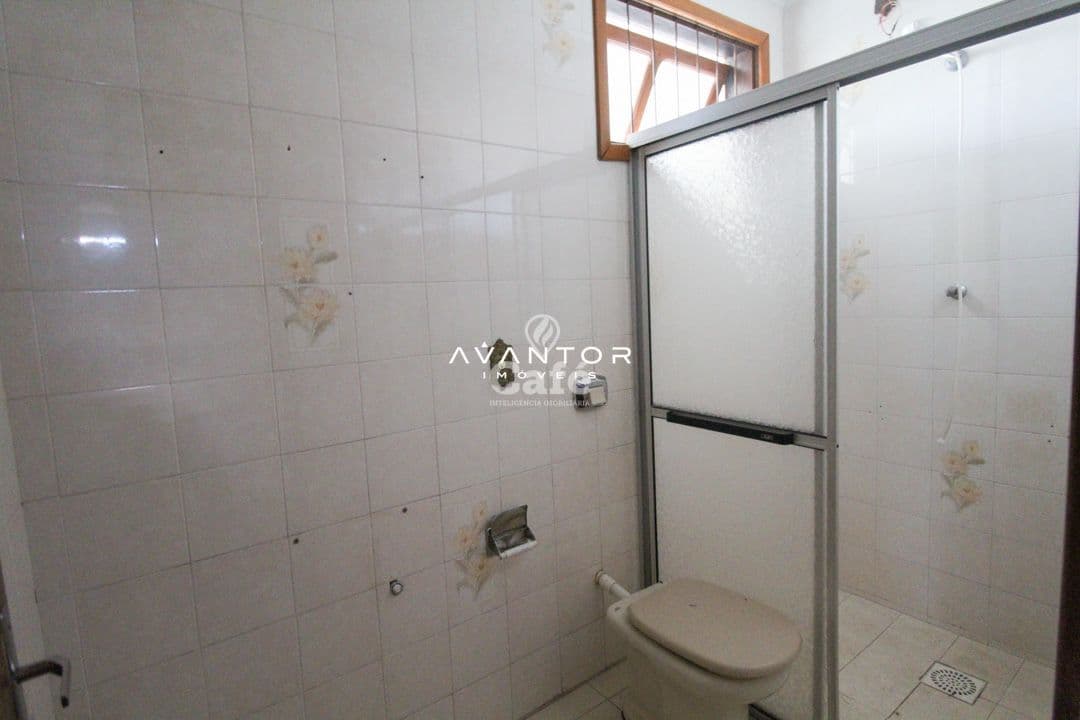 Casa ampla com 3 dormitórios, com localização central, excelente para investidor, e moradi — Casa com 3 quartos à venda em Passo D'Areia, Santa Maria/RS
