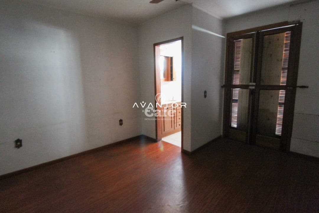 Casa ampla com 3 dormitórios, com localização central, excelente para investidor, e moradi — Casa com 3 quartos à venda em Passo D'Areia, Santa Maria/RS