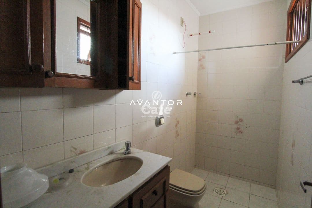 Casa ampla com 3 dormitórios, com localização central, excelente para investidor, e moradi — Casa com 3 quartos à venda em Passo D'Areia, Santa Maria/RS