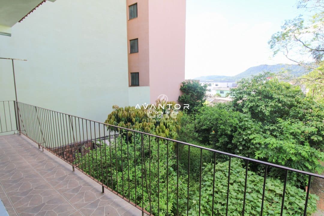Casa ampla com 3 dormitórios, com localização central, excelente para investidor, e moradi — Casa com 3 quartos à venda em Passo D'Areia, Santa Maria/RS
