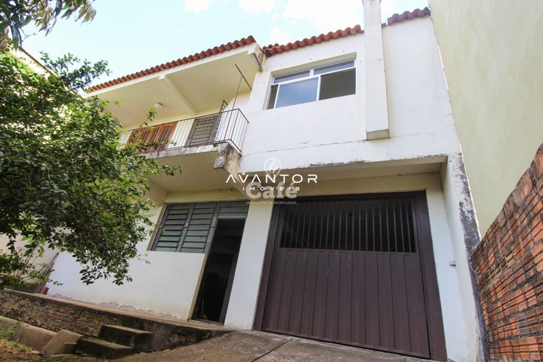 Casa ampla com 3 dormitórios, com localização central, excelente para investidor, e moradi — Casa com 3 quartos à venda em Passo D'Areia, Santa Maria/RS