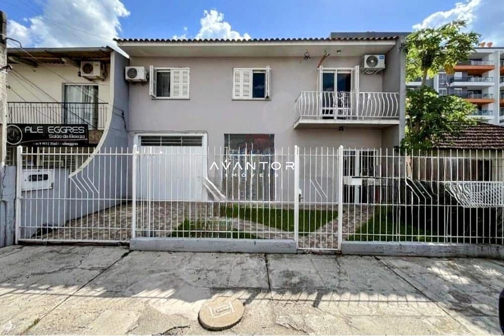 Fachada da casa com garagem e sacada — Casa com 3 quartos à venda em Camobi, Santa Maria/RS