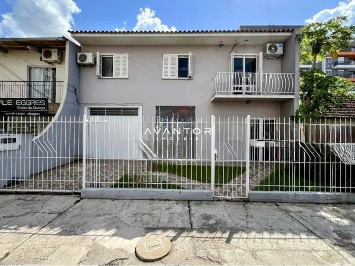 Fachada da casa com garagem e sacada — Casa com 3 quartos à venda em Camobi, Santa Maria/RS