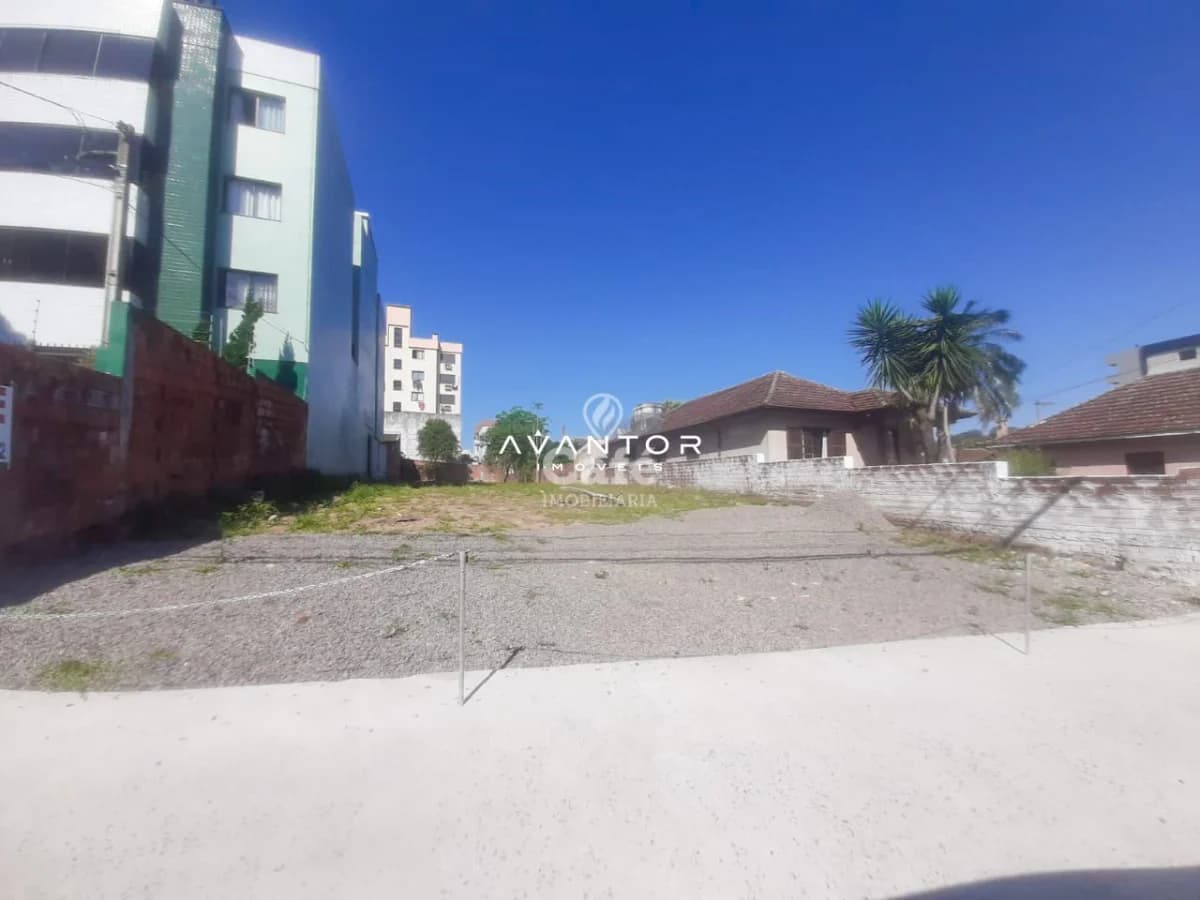 Terreno com edificações vizinhas — Terreno à venda em Nossa Senhora de Lourdes, Santa Maria/RS