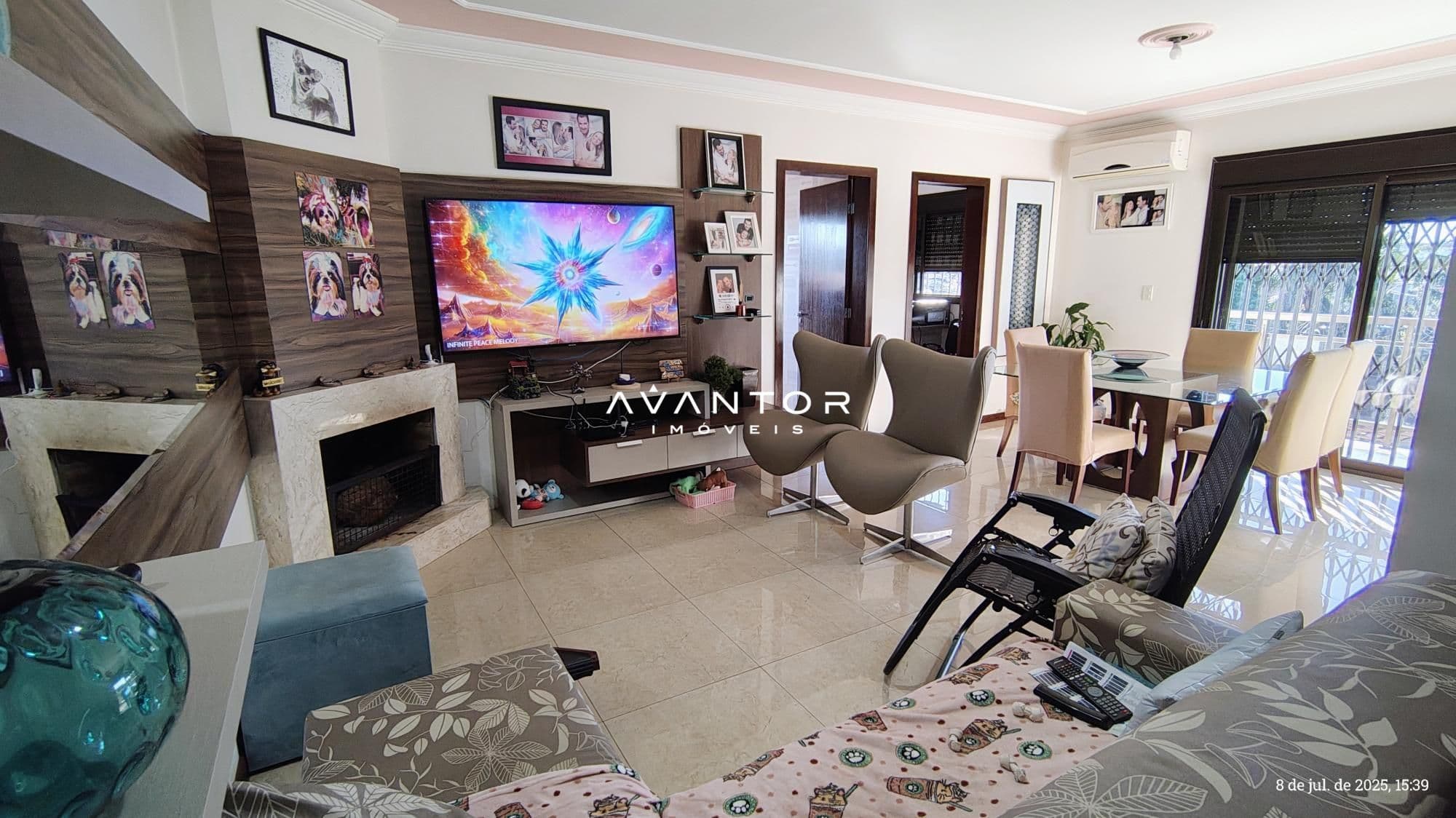Sala de estar com lareira e TV — Apartamento com 3 quartos à venda em Juscelino Kubitschek, Santa Maria/RS
