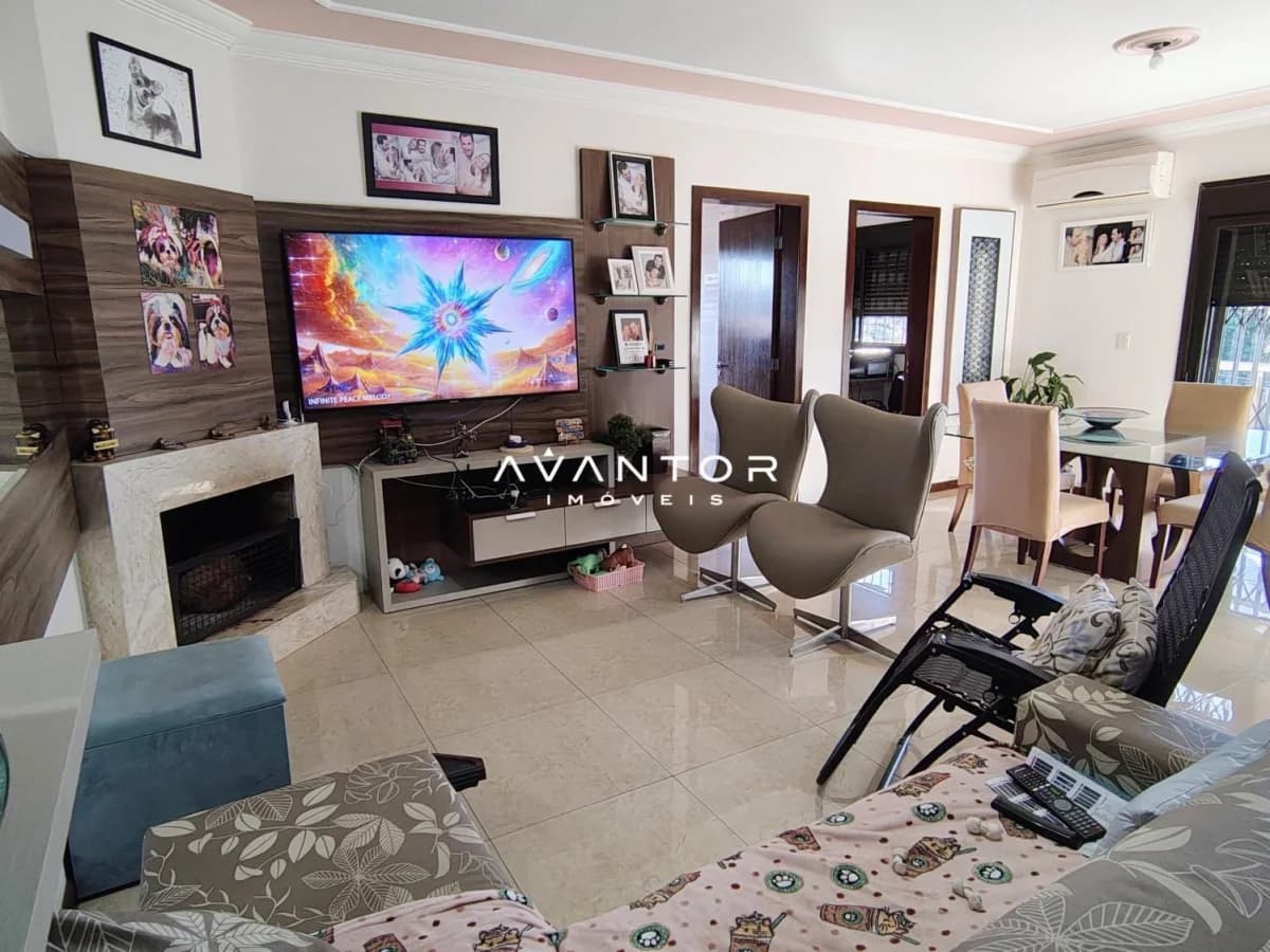 Sala de estar com lareira e TV — Apartamento com 3 quartos à venda em Juscelino Kubitschek, Santa Maria/RS